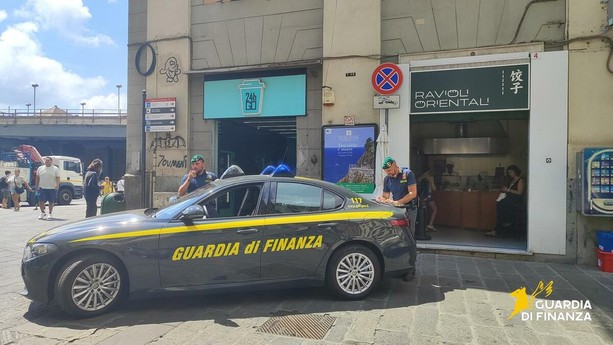 Centro Storico, bimbo lasciato in auto sotto il sole: salvato dalla Guardia di Finanza Centro Storico, bimbo lasciato in auto sotto il sole: salvato dalla Guardia di Finanza