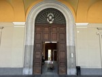 La maniglia gli rimase in mano, fatale la caduta mentre apriva la porta: tecnico comunale a processo per omicidio colposo