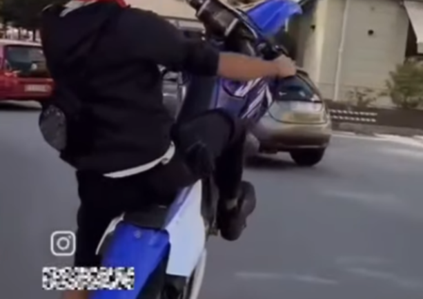 Impenna con la moto per le vie del centro di Laveno e posta il video sui social: veicolo sequestrato e patente ritirata
