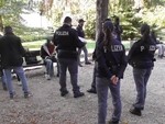 VIDEO. Varese, controlli della polizia in centro, in zona stazioni e a Villa Augusta: trovata droga