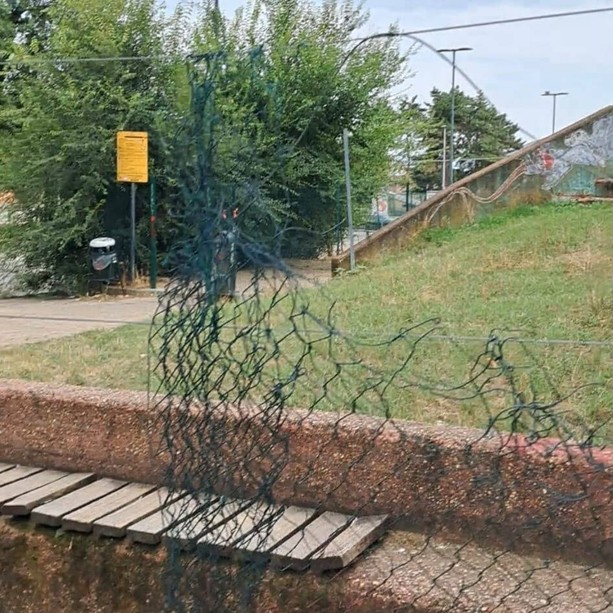 Mirafiori Sud, il campetto di via Artom tra trappole di ferro e degrado: “Messa in sicurezza urgente” Mirafiori Sud, il campetto di via Artom tra trappole di ferro e degrado: “Messa in sicurezza urgente”