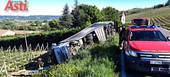Camion esce di strada e si ribalta tra le vigne a Bazzana: autista miracolosamente illeso [FOTO]