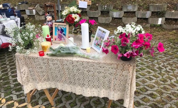 Stefania e quell'altare allestito al posto del suo banco al mercato di Malnate. Il ricordo dei colleghi: «Oggi il clima è triste»
