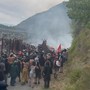 Guerriglia al cantiere Tav e camionette in fiamme: bufera politica sull'Alta Felicità Guerriglia al cantiere Tav e camionette in fiamme: bufera politica sull'Alta Felicità