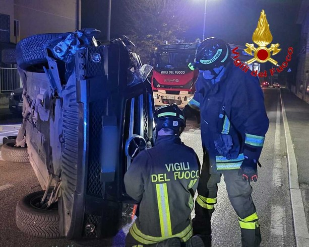 FOTO. Urta un furgone parcheggiato e si ribalta con l'auto a Cardano Al Campo: 73enne portata al pronto soccorso FOTO. Urta un furgone parcheggiato e si ribalta con l'auto a Cardano Al Campo: 73enne portata al pronto soccorso