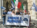 Violenta 13enne nel minimarket, scarcerato dopo 2 notti. FdI all'attacco: "Chiudete pedomarket"