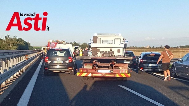 A21, camion fuori strada provoca maxi tamponamento: traffico in tilt tra Felizzano e Alessandria