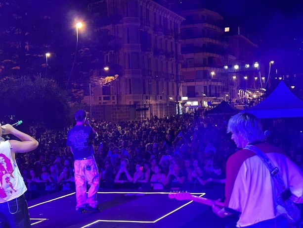 Ferragosto da record a Sanremo: la magia della One Night Summer Hits e dei fuochi conquista migliaia di persone (Foto)