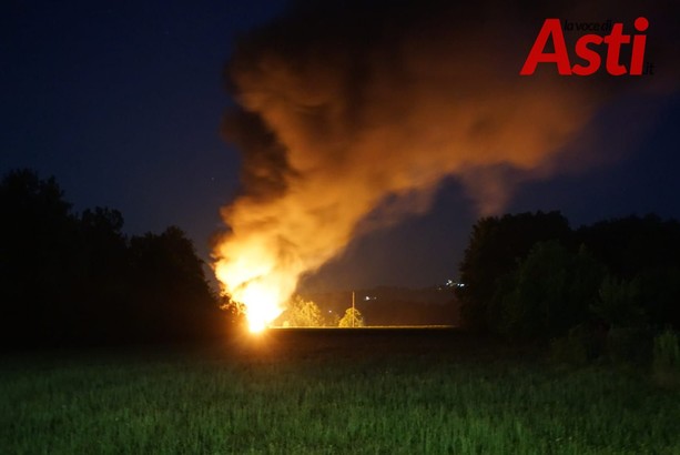 Variglie: grosso incendio coinvolge un'azienda agricola. Vigili del fuoco e forze dell'ordine sul posto (VIDEO)