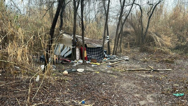 Parco Arrivore sotto assedio tra tende, rifiuti e fuochi accesi
