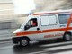 Rapinata e scaraventata fuori dall'auto. Giovane donna grave in ospedale