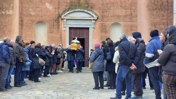 Savona si ferma per ricordare Valentina Squillace, una folla commossa ai funerali nella chiesa di via Saredo (FOTO)