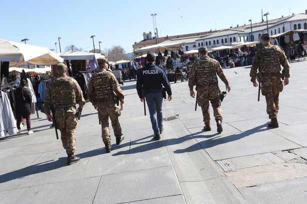 I militari pattugliano tra i banchi di Porta Palazzo. Il Prefetto: "Segno tangibile in tema di sicurezza" [FOTO E VIDEO]