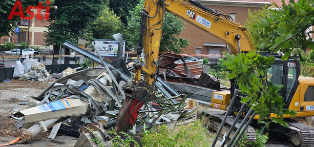 Addio allo storico distributore di corso XXV Aprile, al via le operazioni di smantellamento Addio allo storico distributore di corso XXV Aprile, al via le operazioni di smantellamento