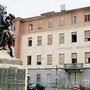 Lo ritiene colpevole della morte del compagno e aggredisce un medico con un coltello: arrestata una donna all'ospedale di Chieri