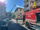 FOTO. Mattinata di fuoco a Varese, in fiamme il tetto di un edificio di quattro piani a Giubiano
