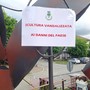 Vandalismi a Villafranca: sfregiate sculture e imbrattato il municipio