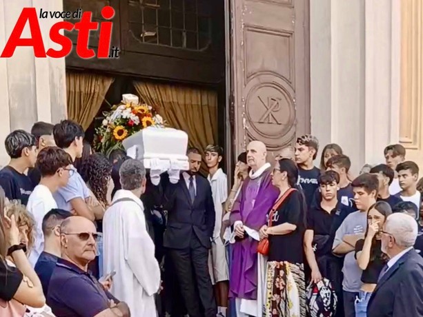 Asti saluta Marco Farinella: l’ultimo abbraccio al sedicenne morto nell’incidente di Valgera