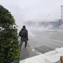 Tensioni da Leonardo: Pro Pal lanciano petardi e sassi, Polizia risponde con lacrimogeni [FOTO e VIDEO]