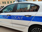 Spacciava spostandosi in auto con targhe contraffatte e senza patente: arrestato a Finale, dalla Polizia locale, un 30enne
