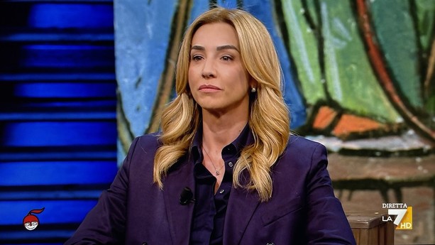 A DiMartedì Silvia Salis lancia il laboratorio progressista locale verso la sfida nazionale: “Io sfidante di Meloni? Mi aspettano cinque anni a Genova”