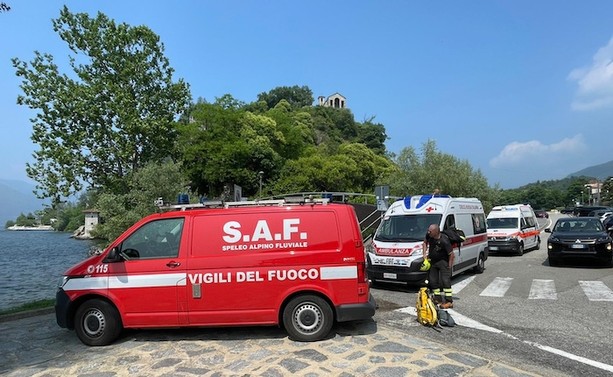 Cede un terrazzino delle Fornaci di Caldè, feriti due giovani
