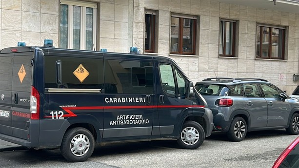 Trovate alcune vecchie armi all'interno di una cantina, artificieri in azione in Borgo Filadelfia