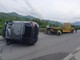 Auto si ribalta sulla provinciale tra Villanova e Roccaforte Mondovì e colpisce colonnina del gas