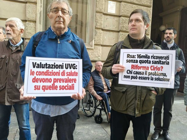 "Rette RSA a nostro carico e assistenza a casa negata": protesta dei famigliari davanti a Palazzo Lascaris