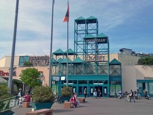 Serata movimentata a Le Gru: centro commerciale evacuato e tutti fuori, ma si tratta di un falso allarme Serata movimentata a Le Gru: centro commerciale evacuato e tutti fuori, ma si tratta di un falso allarme