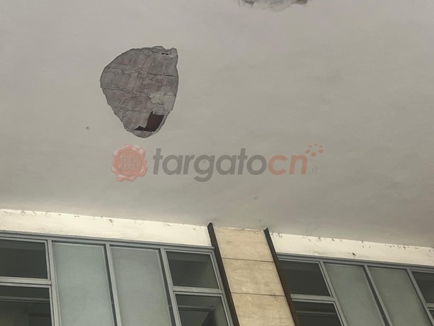 Cuneo, distacco di un mattone dal soffitto dei portici di via XX Settembre: area cintata [FOTO]