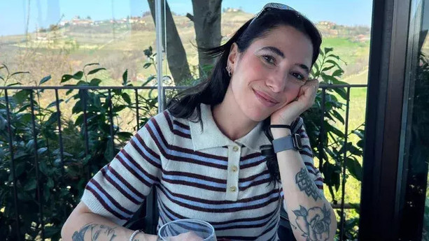 Elisa, la vacanza in Grecia spezzata da un grave incidente: Varese la aiuta a tornare a casa Elisa, la vacanza in Grecia spezzata da un grave incidente: Varese la aiuta a tornare a casa