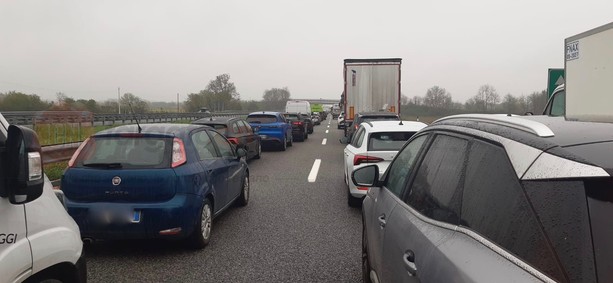 Grave incidente in autostrada, sei vetture coinvolte: traffico paralizzato in tangenziale sud e sulla Torino-Savona