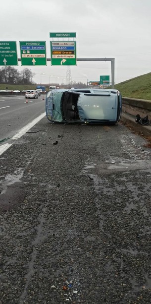 Auto si ribalta all'altezza dell'uscita del Drosso: disagi questa mattina in tangenziale, un ferito in codice giallo al San Luigi Auto si ribalta all'altezza dell'uscita del Drosso: disagi questa mattina in tangenziale, un ferito in codice giallo al San Luigi