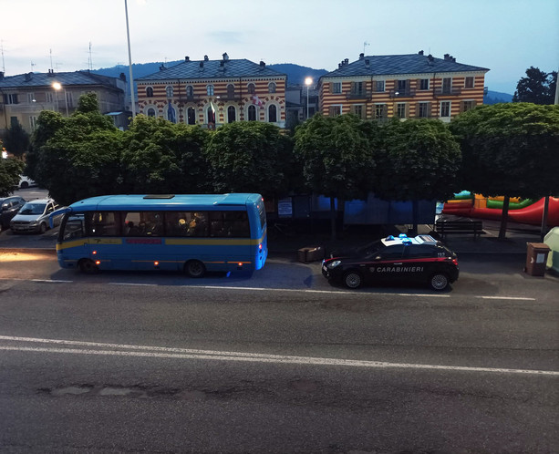 Luserna San Giovanni: discussione violenta sopra un bus, intervengono i carabinieri Luserna San Giovanni: discussione violenta sopra un bus, intervengono i carabinieri