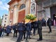 Un lungo applauso ha accompagnato l'ingresso in chiesa della bara di Vincenzo Spera (Foto e video)