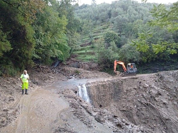 Frane, allagamenti e isolamenti: il maltempo mette in ginocchio l’entroterra ligure. Arpal: “in un’ora caduti oltre 140 millimetri di pioggia”