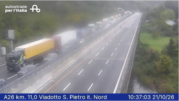 Incidente sulla A26, cinque veicoli coinvolti: autostrada bloccata in entrambe le direzioni e chilometri di coda Incidente sulla A26, cinque veicoli coinvolti: autostrada bloccata in entrambe le direzioni e chilometri di coda