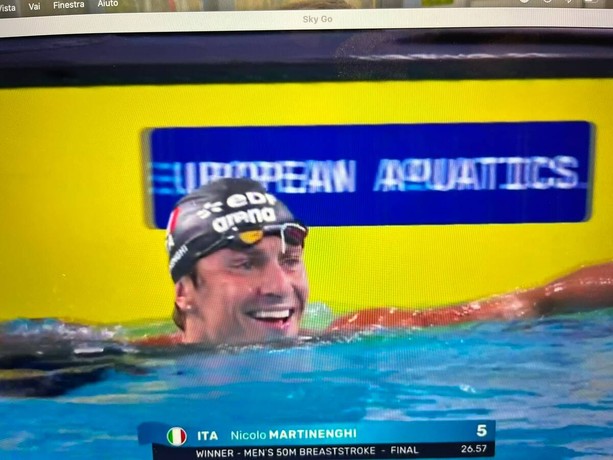 Martinenghi nuota nell’oro: ora è campione di tutto Martinenghi nuota nell’oro: ora è campione di tutto