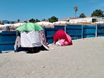 Accoltellamento sulla spiaggia, le ammissioni: la lite dopo aver toccato gli oggetti della vittima Accoltellamento sulla spiaggia, le ammissioni: la lite dopo aver toccato gli oggetti della vittima