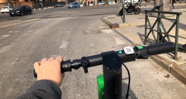 Nonna aggredita e scippata da ragazzi in monopattino: &quot;Fate attenzione&quot;