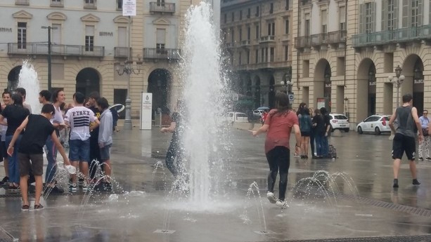 Caldo e afa a Torino, per i bagni nella fontane pubbliche si rischia una multa fino a 150 euro