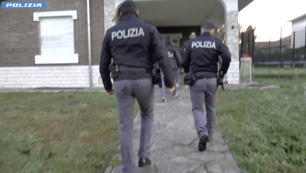 Aveva accumulato un tesoro spacciando. La polizia di Varese sequestra un milione di euro a uno straniero residente nei dintorni di Busto Aveva accumulato un tesoro spacciando. La polizia di Varese sequestra un milione di euro a uno straniero residente nei dintorni di Busto