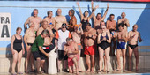 Il commosso abbraccio del nuoto astigiano a Gianni Caraffa, l'ultimo dei pionieri festeggia a bordo vasca [FOTO E VIDEO]