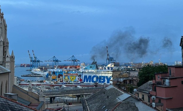 Genova soffoca sotto l’inquinamento che viene dal mare, il vicesindaco Terrile: “Monitoraggio continuo, ma serve accelerare sull’elettrificazione delle banchine”