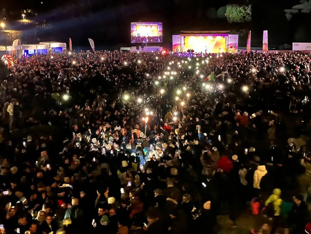 FOTO e VIDEO - Varese, è qui la storia: una folla memorabile accoglie la fiaccola olimpica