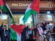 Torino, attivisti pro Palestina contro McDonald's: &quot;Dà pasti gratis ai soldati israeliani&quot;