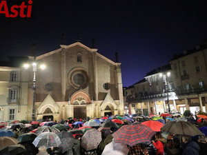Lacrime dal cielo e sulla piazza per Zoe, uccisa per un no. Martedì a Nizza fiaccolata alle 20.30 [FOTO E VIDEO]