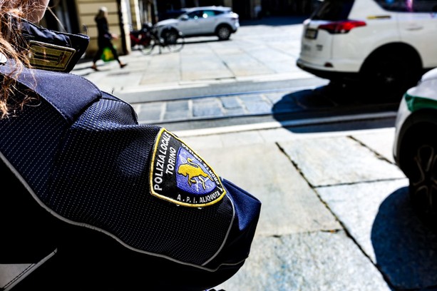 Aggredisce un'operatrice ecologica e un agente della polizia locale: arrestato un trentenne in Aurora