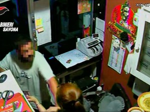 Rapina alla sala giochi,  il presunto autore identificato dai Carabinieri tramite le telecamere